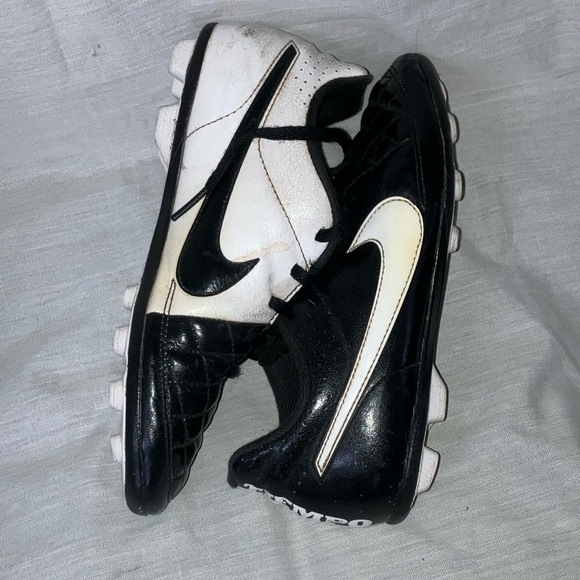 Nike boys/ girls Tiempo soccer Cleats - some STAINS but good condition - Picture 12 of 16